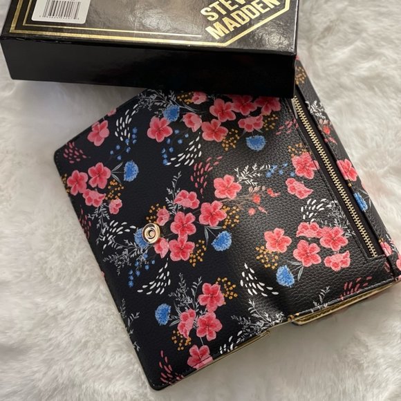 STEVE MADDEN LOGO BAR TRIFOLD WALLET IN GIFT BOX - Picture 16 of 16